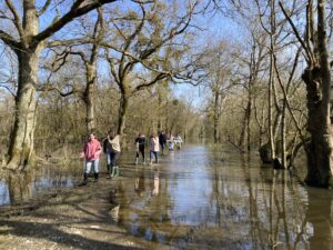 Photo d'un groupe scolaire dans une zone inondée, lors d'une intervention du programme Agriculture et Eau
