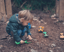 Petit enfant jouant dehors