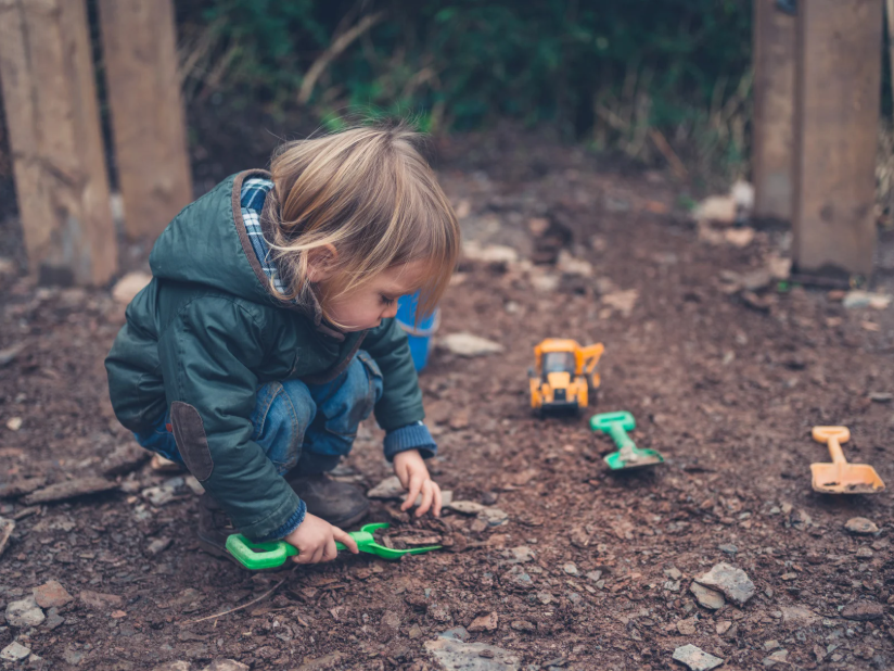 Petit enfant jouant dehors