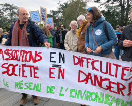 ÇA NE TIENT PLUS ! Les associations des Pays de la Loire manifestent contre le projet de loi de finances à Nantes 11 octobre 2025